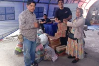 Warga Muara Baru menyalurkan bantuan sembako dan pakaian kepada penyintas kebakaran Muara Angke Jakarta Utara. (Posnews/MR)