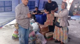 Warga Muara Baru menyalurkan bantuan sembako dan pakaian kepada penyintas kebakaran Muara Angke Jakarta Utara. (Posnews/MR)