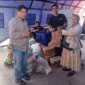 Warga Muara Baru menyalurkan bantuan sembako dan pakaian kepada penyintas kebakaran Muara Angke Jakarta Utara. (Posnews/MR)