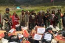 Personel Koops TNI Habema memikul bantuan logistik berupa beras, sembako, susu, dan obat-obatan menuju kampung-kampung di Kabupaten Puncak, Papua Tengah, yang terdampak kekeringan dan krisis pangan. (Posnews/TNI)