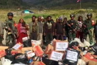 Personel Koops TNI Habema memikul bantuan logistik berupa beras, sembako, susu, dan obat-obatan menuju kampung-kampung di Kabupaten Puncak, Papua Tengah, yang terdampak kekeringan dan krisis pangan. (Posnews/TNI)