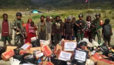 Personel Koops TNI Habema memikul bantuan logistik berupa beras, sembako, susu, dan obat-obatan menuju kampung-kampung di Kabupaten Puncak, Papua Tengah, yang terdampak kekeringan dan krisis pangan. (Posnews/TNI)
