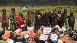 Personel Koops TNI Habema memikul bantuan logistik berupa beras, sembako, susu, dan obat-obatan menuju kampung-kampung di Kabupaten Puncak, Papua Tengah, yang terdampak kekeringan dan krisis pangan. (Posnews/TNI)