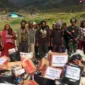 Personel Koops TNI Habema memikul bantuan logistik berupa beras, sembako, susu, dan obat-obatan menuju kampung-kampung di Kabupaten Puncak, Papua Tengah, yang terdampak kekeringan dan krisis pangan. (Posnews/TNI)