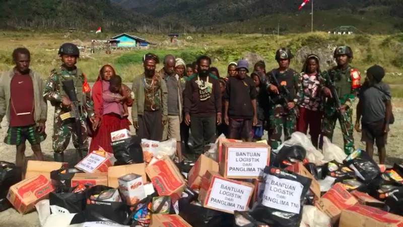 Personel Koops TNI Habema memikul bantuan logistik berupa beras, sembako, susu, dan obat-obatan menuju kampung-kampung di Kabupaten Puncak, Papua Tengah, yang terdampak kekeringan dan krisis pangan. (Posnews/TNI)