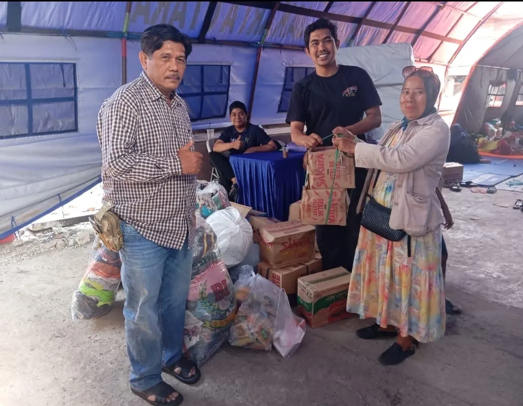 Warga Muara Baru menyalurkan bantuan sembako dan pakaian kepada penyintas kebakaran Muara Angke Jakarta Utara. (Posnews/MR)