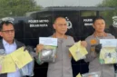 Kapolres Metro Bekasi Kota Kombes Pol Putu Kholis Aryana menunjukkan barang bukti narkoba dan ponsel yang disita dari jaringan pengedar di Bekasi. (Posnews/Humas Polres Bekasi Kota)