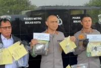 Kapolres Metro Bekasi Kota Kombes Pol Putu Kholis Aryana menunjukkan barang bukti narkoba dan ponsel yang disita dari jaringan pengedar di Bekasi. (Posnews/Humas Polres Bekasi Kota)