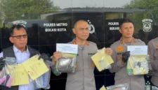 Kapolres Metro Bekasi Kota Kombes Pol Putu Kholis Aryana menunjukkan barang bukti narkoba dan ponsel yang disita dari jaringan pengedar di Bekasi. (Posnews/Humas Polres Bekasi Kota)