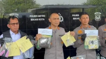 Kapolres Metro Bekasi Kota Kombes Pol Putu Kholis Aryana menunjukkan barang bukti narkoba dan ponsel yang disita dari jaringan pengedar di Bekasi. (Posnews/Humas Polres Bekasi Kota)