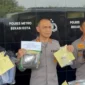 Kapolres Metro Bekasi Kota Kombes Pol Putu Kholis Aryana menunjukkan barang bukti narkoba dan ponsel yang disita dari jaringan pengedar di Bekasi. (Posnews/Humas Polres Bekasi Kota)