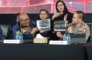 Barang bukti ponsel, laptop, dan uang tunai dalam kasus judi online bermodus pulsa yang dibongkar Bareskrim. (Posnews/Humas Polri)

