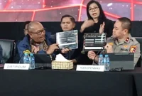 Barang bukti ponsel, laptop, dan uang tunai dalam kasus judi online bermodus pulsa yang dibongkar Bareskrim. (Posnews/Humas Polri)
