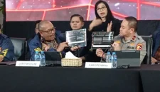 Barang bukti ponsel, laptop, dan uang tunai dalam kasus judi online bermodus pulsa yang dibongkar Bareskrim. (Posnews/Humas Polri)