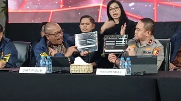 Barang bukti ponsel, laptop, dan uang tunai dalam kasus judi online bermodus pulsa yang dibongkar Bareskrim. (Posnews/Humas Polri)