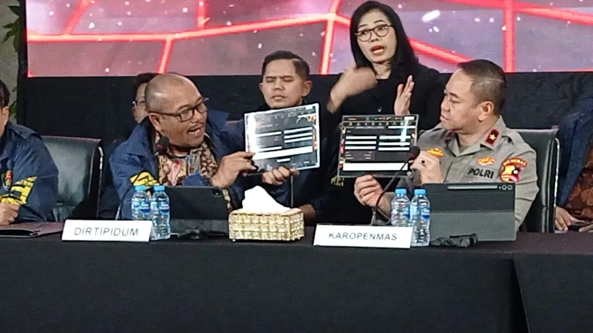 Barang bukti ponsel, laptop, dan uang tunai dalam kasus judi online bermodus pulsa yang dibongkar Bareskrim. (Posnews/Humas Polri)
