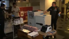Bareskrim Polri menyita emas batangan dan barang bukti dalam kasus dugaan penyelundupan emas ke Dubai. (Posnews/Bareskrim Polri)
