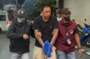Bayu Wicaksono alias Encek digiring petugas Bareskrim Polri setelah ditangkap di Tachileik Myanmar. (Posnews/Ist)