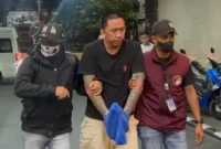 Bayu Wicaksono alias Encek digiring petugas Bareskrim Polri setelah ditangkap di Tachileik Myanmar. (Posnews/Ist)