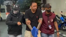 Bayu Wicaksono alias Encek digiring petugas Bareskrim Polri setelah ditangkap di Tachileik Myanmar. (Posnews/Ist)