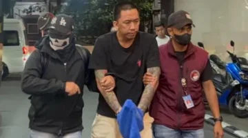 Bayu Wicaksono alias Encek digiring petugas Bareskrim Polri setelah ditangkap di Tachileik Myanmar. (Posnews/Ist)