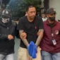 Bayu Wicaksono alias Encek digiring petugas Bareskrim Polri setelah ditangkap di Tachileik Myanmar. (Posnews/Ist)