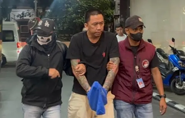 Bayu Wicaksono alias Encek digiring petugas Bareskrim Polri setelah ditangkap di Tachileik Myanmar. (Posnews/Ist)