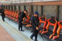 Personel Brimob Polda Metro Jaya melakukan sterilisasi Jakarta International Stadium jelang laga Persija vs Brisbane Roar. (Posnews/Humas PMJ)