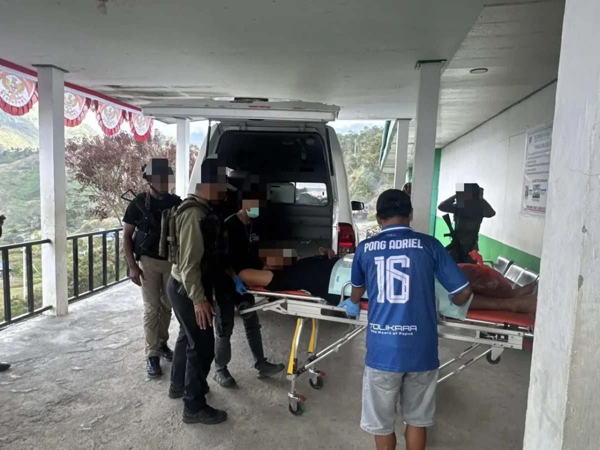 Bripda Jhon Galu Situmorang dievakuasi setelah terluka akibat penembakan di sekitar Jembatan Kuari, Tolikara. (Posnews/Ist)
