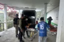 Bripda Jhon Galu Situmorang dievakuasi setelah terluka akibat penembakan di sekitar Jembatan Kuari, Tolikara. (Posnews/Ist)
