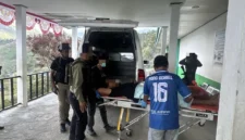 Bripda Jhon Galu Situmorang dievakuasi setelah terluka akibat penembakan di sekitar Jembatan Kuari, Tolikara. (Posnews/Ist)