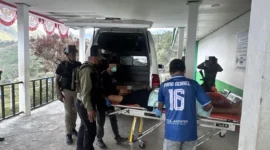 Bripda Jhon Galu Situmorang dievakuasi setelah terluka akibat penembakan di sekitar Jembatan Kuari, Tolikara. (Posnews/Ist)
