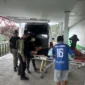 Bripda Jhon Galu Situmorang dievakuasi setelah terluka akibat penembakan di sekitar Jembatan Kuari, Tolikara. (Posnews/Ist)

