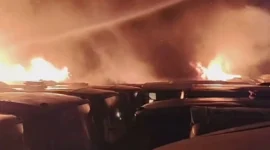 50 bus Sinar Jaya hangus terbakar di pangkalan Cikarang Barat, Kabupaten Bekasi. (Posnews/ Disdamkarmat Kab. Bekasi)