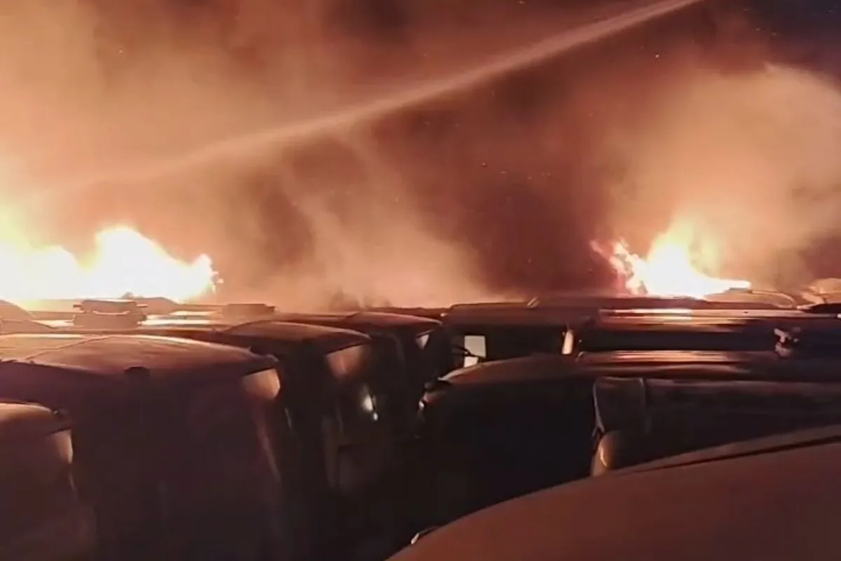 50 bus Sinar Jaya hangus terbakar di pangkalan Cikarang Barat, Kabupaten Bekasi. (Posnews/ Disdamkarmat Kab. Bekasi)