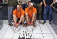 Dua tersangka pencurian motor diamankan polisi setelah ditangkap warga di Gunung Putri Bogor. (Posnews/Ist)

