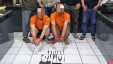 Dua tersangka pencurian motor diamankan polisi setelah ditangkap warga di Gunung Putri Bogor. (Posnews/Ist)

