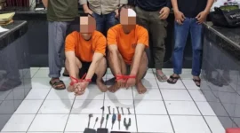 Dua tersangka pencurian motor diamankan polisi setelah ditangkap warga di Gunung Putri Bogor. (Posnews/Ist)

