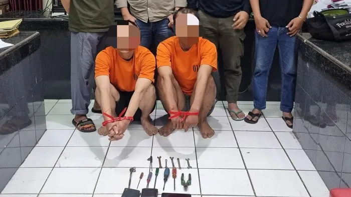 Dua tersangka pencurian motor diamankan polisi setelah ditangkap warga di Gunung Putri Bogor. (Posnews/Ist)


