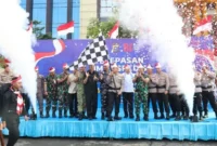 Kapolda Riau Irjen Pol Herry Heryawan melepas Tim Ekspedisi Merah Putih Presisi 2026 di Mapolda Riau, Pekanbaru, sebelum bertugas ke 17 desa wilayah 3T. (Posnews/Polda Riau)