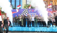 Kapolda Riau Irjen Pol Herry Heryawan melepas Tim Ekspedisi Merah Putih Presisi 2026 di Mapolda Riau, Pekanbaru, sebelum bertugas ke 17 desa wilayah 3T. (Posnews/Polda Riau)