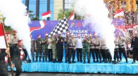 Kapolda Riau Irjen Pol Herry Heryawan melepas Tim Ekspedisi Merah Putih Presisi 2026 di Mapolda Riau, Pekanbaru, sebelum bertugas ke 17 desa wilayah 3T. (Posnews/Polda Riau)