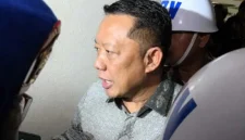 Febrie Adriansyah bersama tim kuasa hukum saat mendaftarkan gugatan praperadilan di Pengadilan Negeri Jakarta Selatan terkait kasus dugaan TPPU. (Posnews/Ist)