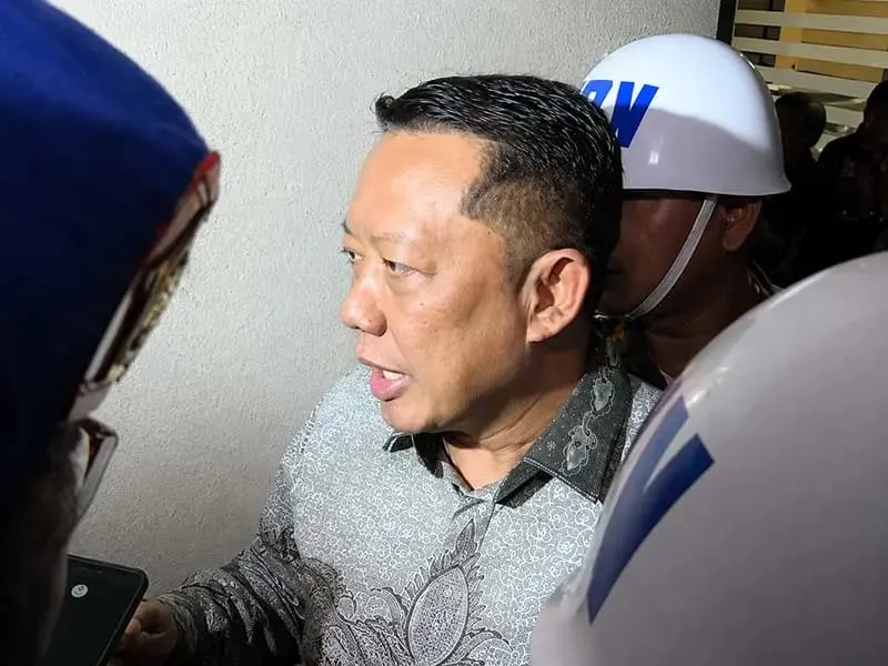 Febrie Adriansyah bersama tim kuasa hukum saat mendaftarkan gugatan praperadilan di Pengadilan Negeri Jakarta Selatan terkait kasus dugaan TPPU. (Posnews/Ist)