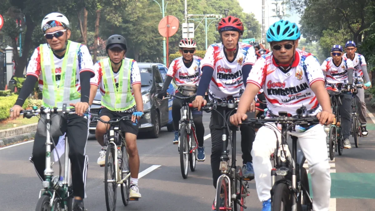 Gowes Kemerdekaan peserta bersepeda dari Kota Tua menuju Tugu Proklamasi Jakarta. (Posnews/Ist)