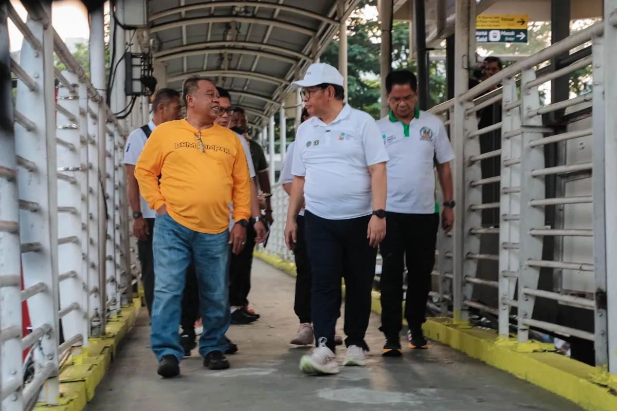 Gubernur DKI Jakarta Pramono Anung meninjau JPO di Jalan HR Rasuna Said, Kuningan, Jakarta Selatan. (Posnews/Ist)