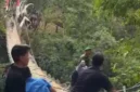 Jembatan Gantung Pongpet di Cijulang Pangandaran ambruk setelah baru diresmikan. (Posnews/YouTube)
