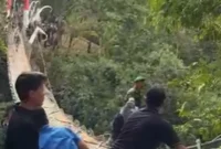 Jembatan Gantung Pongpet di Cijulang Pangandaran ambruk setelah baru diresmikan. (Posnews/YouTube)
