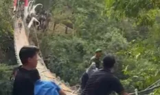 Jembatan Pongpet Pangandaran Ambruk Usai Diresmikan, Warga Berjatuhan