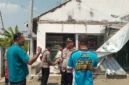 Kanopi apotek roboh di Desa Wringinagung, Jember, yang menewaskan warga saat karnaval berlangsung. (Posnews/YouTube)

